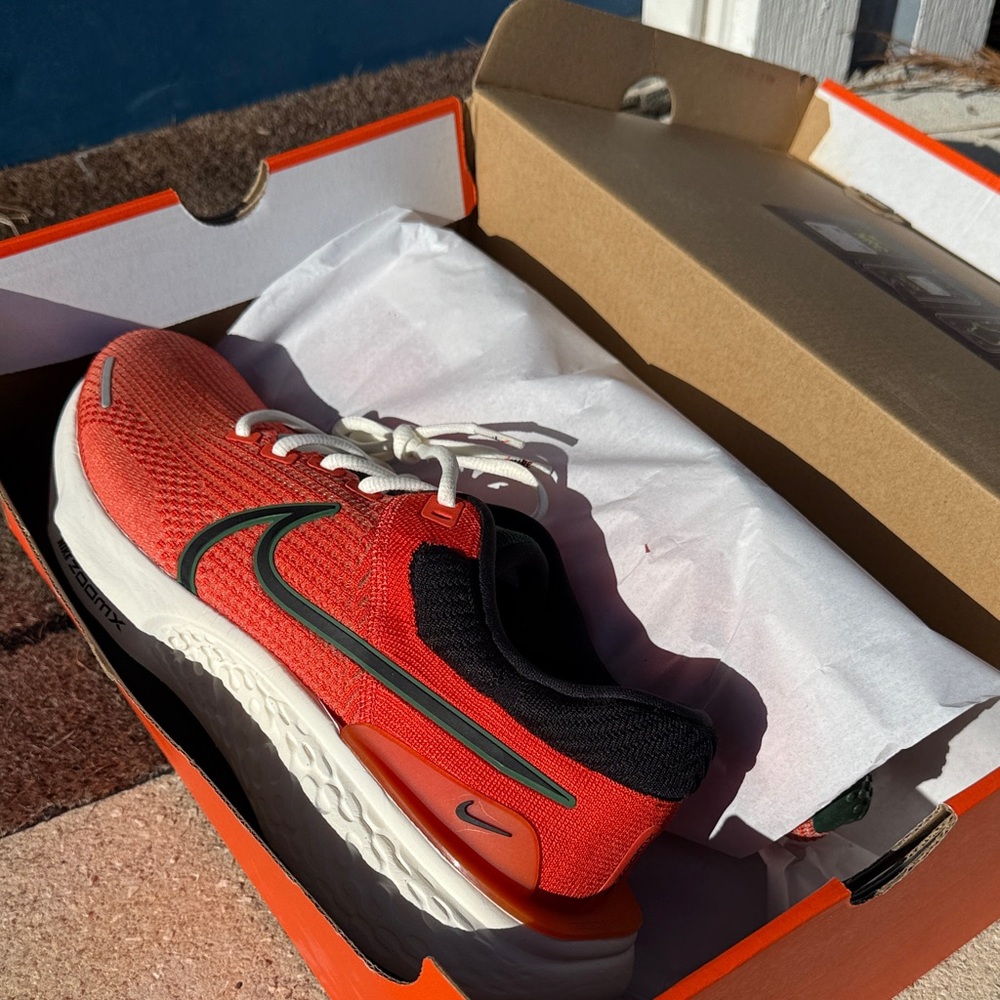 HURRICANES NIKE ZOOMX - Picture 2 of 9